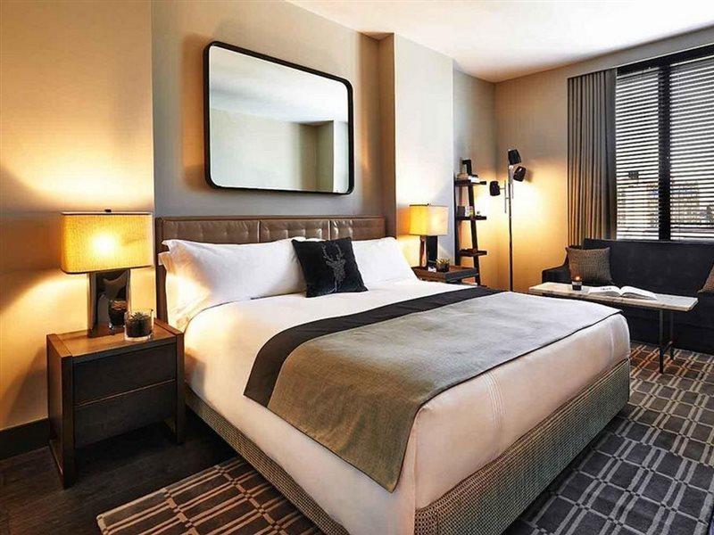 Sixty Soho Hotel New York Bagian luar foto A bedroom at the hotel