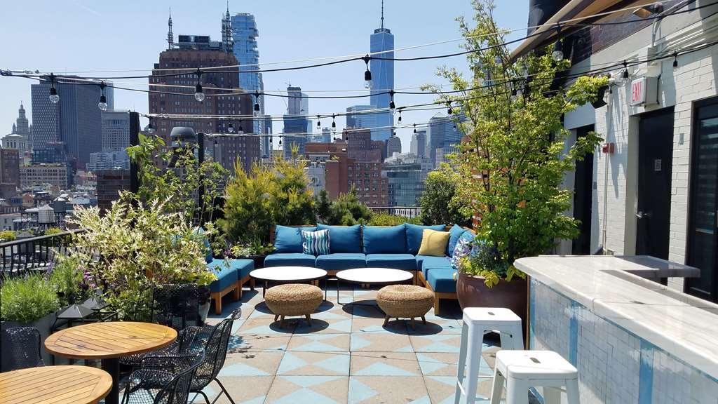 Sixty Soho Hotel New York Restoran foto Rooftop bar at the Standard East Village
