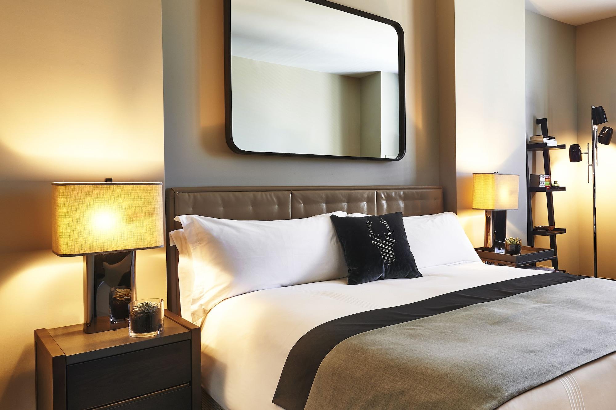 Sixty Soho Hotel New York Bagian luar foto A bedroom at the hotel