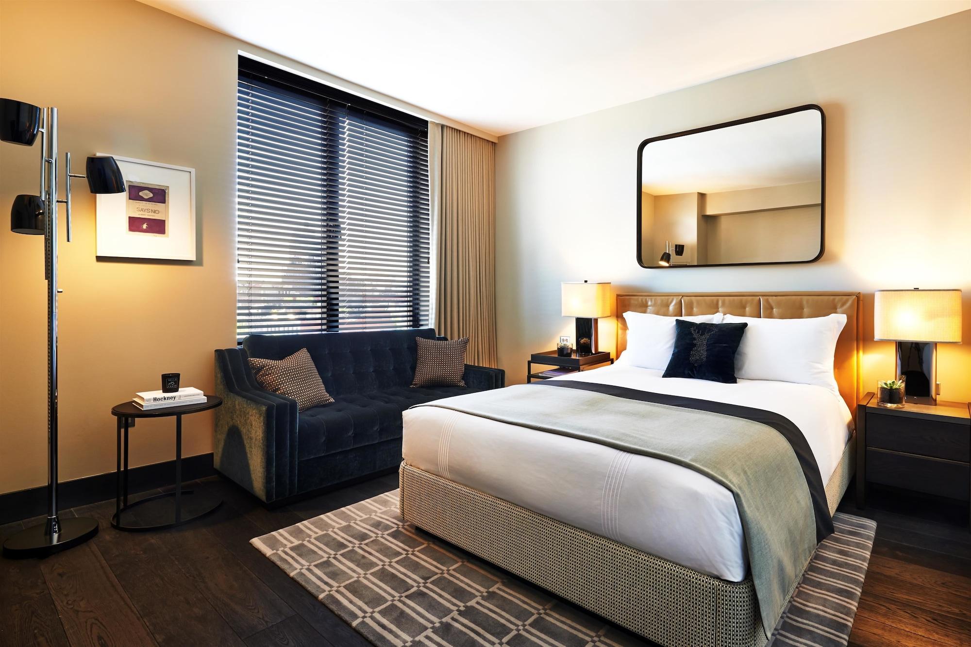 Sixty Soho Hotel New York Bagian luar foto A bedroom at the hotel
