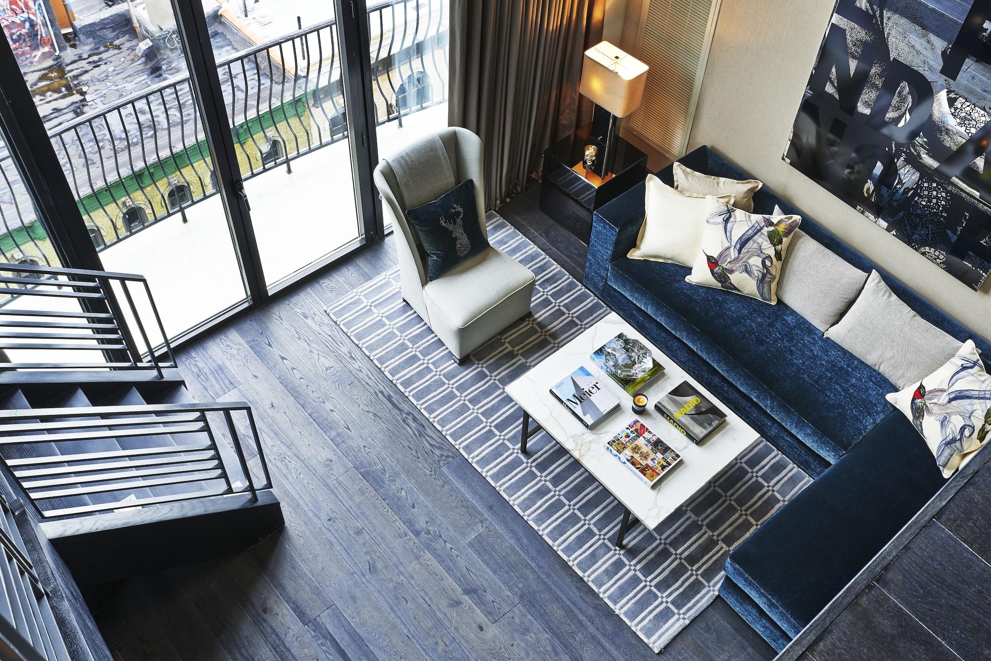 Sixty Soho Hotel New York Bagian luar foto A living room in a duplex apartment