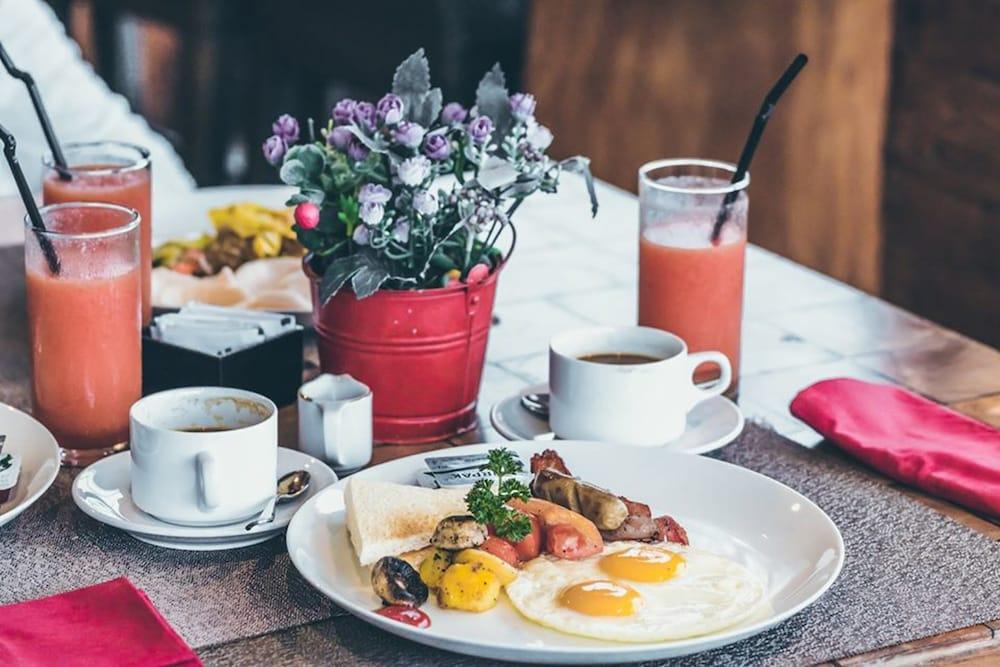 Sixty Soho Hotel New York Bagian luar foto A breakfast table