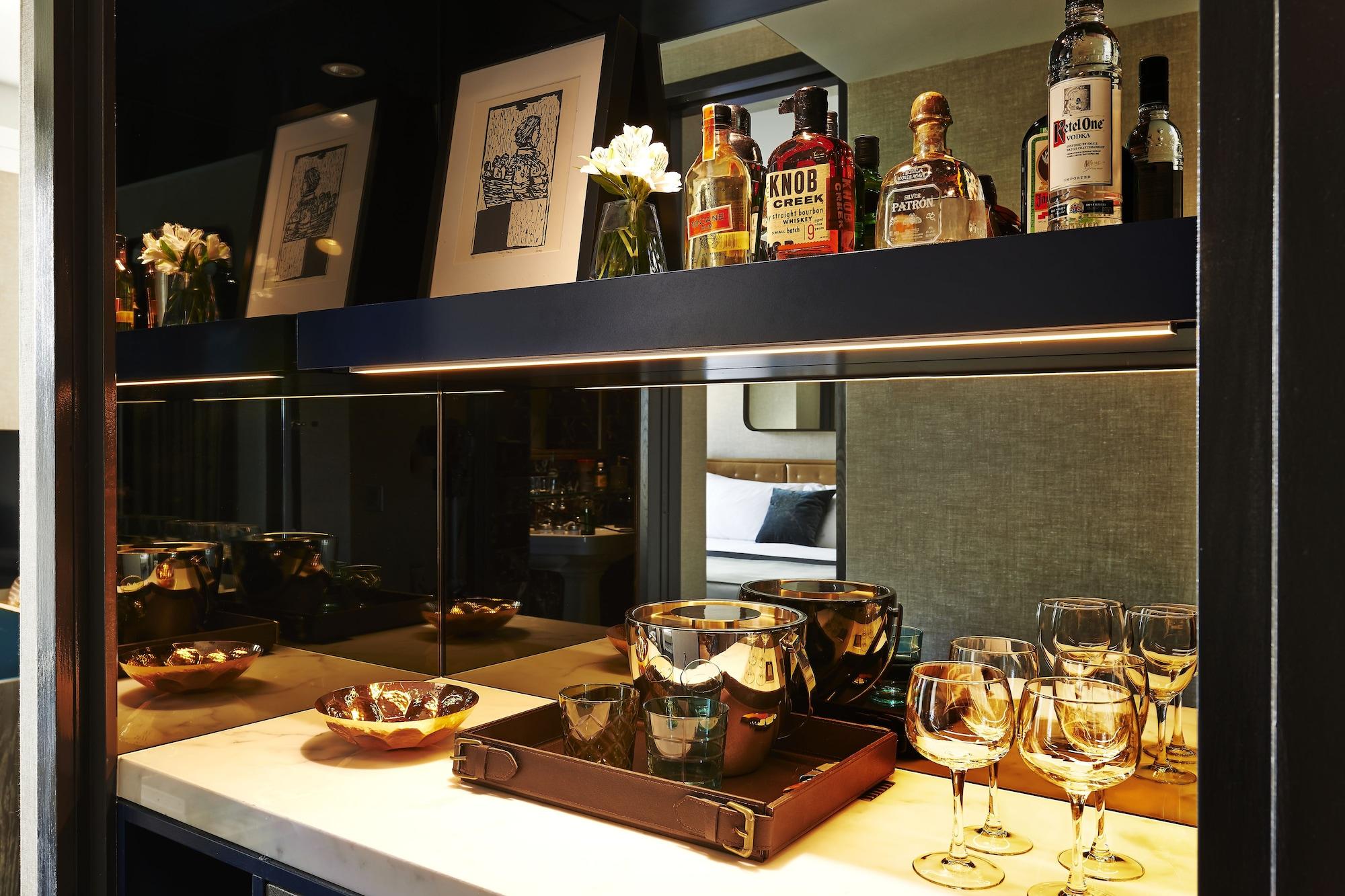 Sixty Soho Hotel New York Bagian luar foto A wet bar