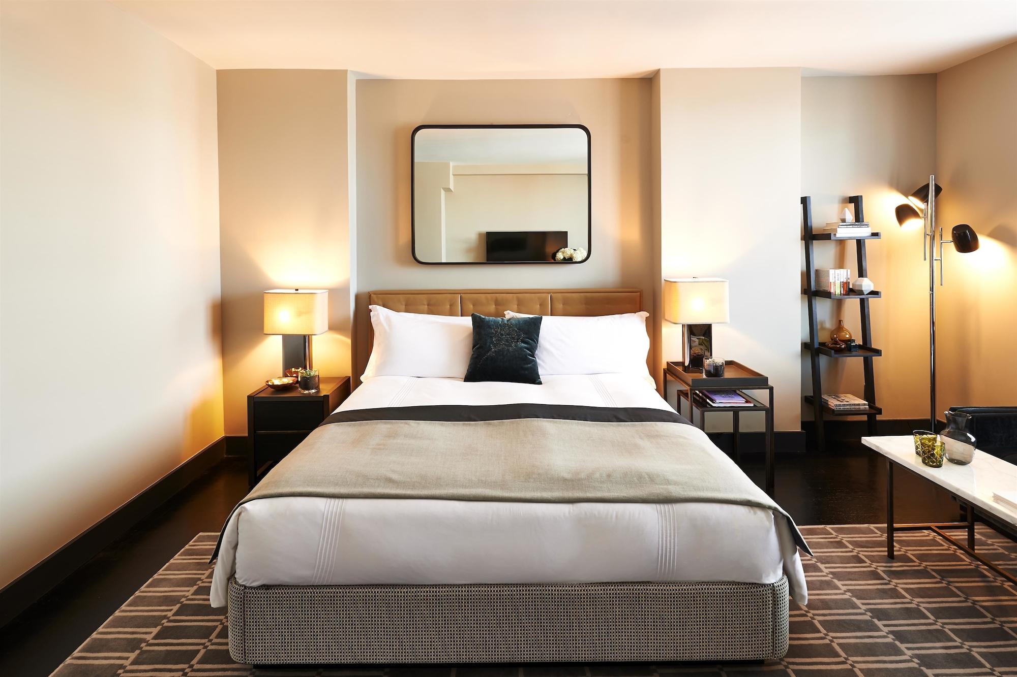 Sixty Soho Hotel New York Bagian luar foto A bedroom at the hotel