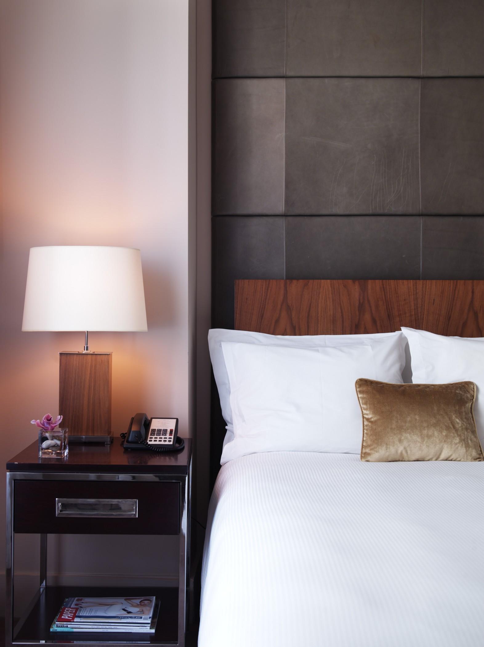 Sixty Soho Hotel New York Bagian luar foto A bed with a telephone