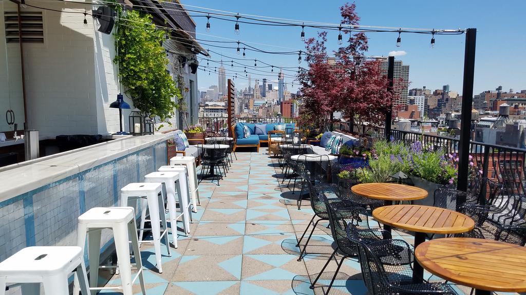 Sixty Soho Hotel New York Bagian luar foto Rooftop bar at the Standard East Village