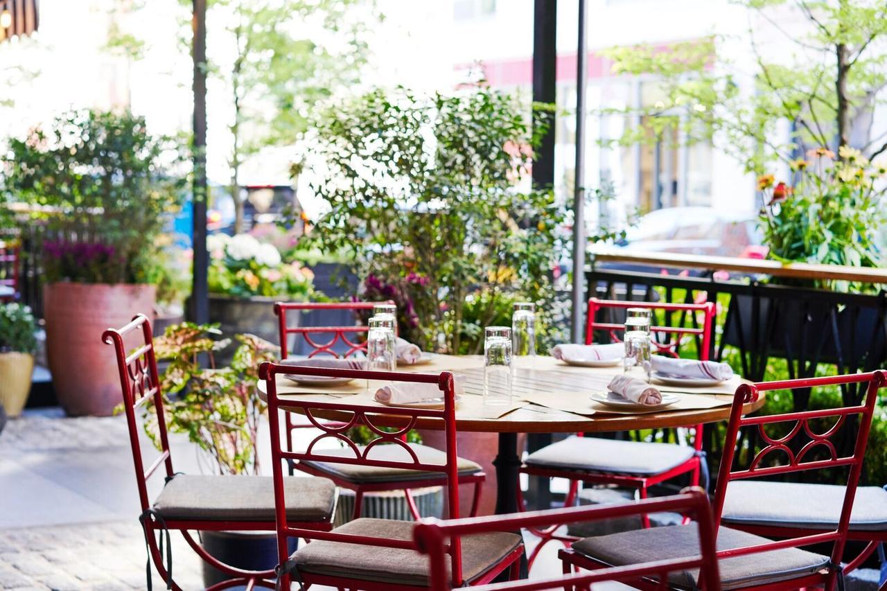 Sixty Soho Hotel New York Bagian luar foto The patio at the restaurant